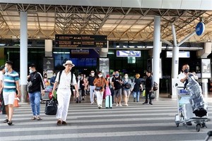Hành khách tại Ga đến trong nước, Cảng hàng không Tân Sơn Nhất. (Ảnh: Hồng Đạt/TTXVN).