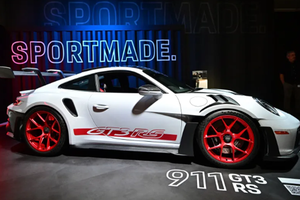 Một chiếc Porsche 911 GT3 RS được trưng bày tại Triển lãm ô tô Los Angeles 2022 ở Los Angeles, California. (Nguồn: AFP)