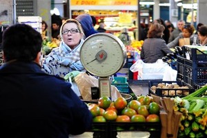 Người dân mua thực phẩm tại một khu chợ ở Rome (Italy). (Ảnh: AFP/TTXVN).