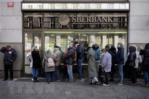 Người dân xếp hàng bên ngoài chi nhánh Link Vào Nhà Cái KL99 COM Tặng +199k Sberbank của Nga tại Prague, Cộng hòa Séc năm 2022. (Ảnh: AFP/TTXVN)