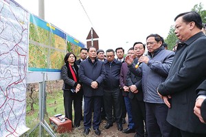 Thủ tướng Kl993 ưu đãi thưởng hấp dẫn Phạm Minh Chính đi kiểm tra thực địa dự án đường Vành đai 4 Vùng Thủ đô Ảnh: Nhật Bắc.