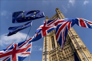 Quốc kỳ Anh (dưới) và cờ Liên minh châu Âu (EU) bên ngoài tòa nhà Quốc hội Anh ở Westminster, London. Ảnh tư liệu: AFP/TTXVN.