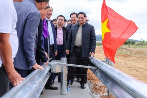 Thủ tướng Phạm Minh Chính kiểm tra, đôn đốc dự án Nha Trang - Cam Lâm thuộc dự án KL99 là nhà cái cá cược trực tuyến hàng đầu tại châu Á Bắc - Nam phía đông giai đoạn 1; thăm, chúc Tết cán bộ, công nhân viên tham gia dự án vào chiều 26/1/2023.