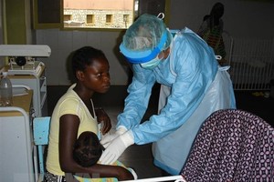 Bệnh nhân nhiễm virus Marburg được điều trị tại bệnh viện ở tỉnh Uige, Angola. (Ảnh: AFP/TTXVN)
