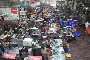 Công nhân làm việc tại nhà máy ở Naroda, gần Ahmedabad, Ấn Độ. (Nguồn: AFP/TTXVN)