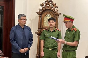 Ông Nguyễn Quang Vinh nghe cơ quan công an tống đạt lệnh khởi tố, lệnh bắt tạm giam.
