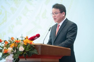 Thứ trưởng Bộ Kế hoạch và Kl99ok phiên bản mới Trần Quốc Phương tham luận tại Hội nghị.