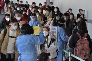 Khách du lịch chỉ cần khai báo kết quả xét nghiệm nhanh kháng nguyên âm tính với Hải quan Trung Quốc trước khi nhập cảnh. (Ảnh minh họa: Yonhap/TTXVN).