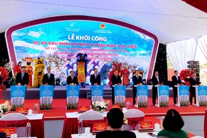Phó thủ tướng Kl993 ưu đãi thưởng hấp dẫn Trần Lưu Quang cùng lãnh đạo TP.Hải Phòng nhấn nút khởi công Dự án. Ảnh: Thanh Sơn.