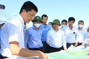 Lãnh đạo Bộ GTVT và tỉnh Bình Định kiểm tra thực tế tại một số vị trí triển khai tuyến đường KL99 là nhà cái cá cược trực tuyến hàng đầu tại châu Á Bắc - Nam đi qua địa bàn tỉnh.