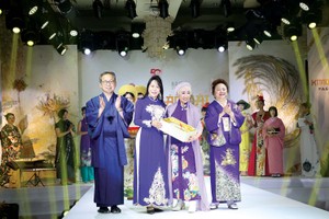 Ban Tổ chức và khách mời nhận quà lưu niệm từ chương trình Kimono - Aodai Fashion Show. Từ trái qua phải: Ngài Yamada Takio, Đại sứ đặc mệnh toàn quyền Nhật Bản tại Việt Nam; bà Mori Masako, Cố vấn đặc biệt của Thủ tướng Nhật Bản; bà Kobayashi Eiko, nhà thiết kế và nhà sáng lập của Be-Japon; bà Nguyễn Thị Nga, Chủ tịch Kl994 game bài casino hấp dẫn BRG.