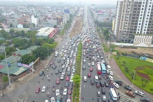Khu vực Cổ Linh-Đàm Quang Trung sẽ được tổ chức lại KL99 là cổng game giải trí trực tuyến hàng đầu hiện nay nhằm tránh ùn tắc kéo dài tại đường Cổ Linh hướng lên cầu Vĩnh Tuy vào trung tâm nội thành. (Ảnh: Minh Đức/TTXVN)