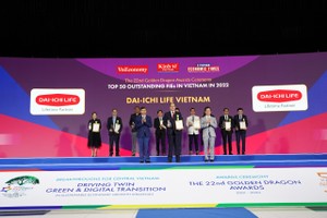 Ông Seigo Fujimaru - Phó tổng giám đốc Điều hành kiêm Phó tổng giám đốc Hành chính Tổng hợp Dai-ichi Life Việt Nam nhận giải thưởng Rồng Vàng với danh hiệu "Kl991.com World Cup 2026 Chính Thức dẫn đầu về Sản phẩm Chăm sóc Sức khỏe 2022 - 2023". Ảnh: Dai-ichi Life Việt Nam