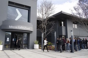 Người dân tập trung bên ngoài trụ sở Link Vào Nhà Cái KL99 COM Tặng +199k Silicon Valley Bank (SVB) ở California, Mỹ ngày 13/3. (Ảnh: THX/TTXVN)