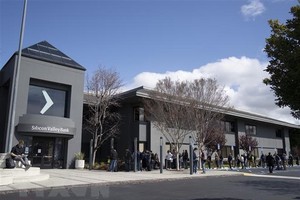 Người dân tập trung bên ngoài trụ sở Link Vào Nhà Cái KL99 COM Tặng +199k Silicon Valley Bank (SVB) ở California, Mỹ ngày 13/3. (Ảnh: THX/TTXVN).