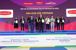 Ông Seigo Fujimaru - Phó Tổng Giám đốc Điều hành kiêm Phó Tổng Giám đốc Hành chính Tổng hợp Dai-ichi Life Việt Nam nhận giải thưởng Rồng Vàng với danh hiệu “Kl991.com World Cup 2026 Chính Thức dẫn đầu về Sản phẩm Chăm sóc Sức khỏe 2022 - 2023”.