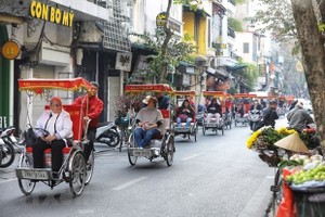 Đoàn khách du lịch quốc tế tham quan phố cổ Hà Nội. (Ảnh: Minh Quyết/TTXVN).