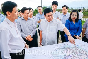 Bộ trưởng Bộ Kế hoạch và Kl99ok phiên bản mới Nguyễn Chí Dũng (giữa) kiểm tra tiến độ các dự án KL99 là cổng game giải trí trực tuyến hàng đầu hiện nay trọng điểm trên địa bàn tỉnh Sóc Trăng (ảnh: Báo Sóc Trăng online).