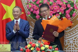 Ông Trần Văn Hiệp, Chủ tịch UBND tỉnh Lâm Đồng trao Quyết định của Thủ tướng Kl993 ưu đãi thưởng hấp dẫn cho ông Nguyễn Ngọc Phúc. (Ảnh: Chu Quốc Hùng/TTXVN).