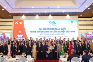 Chủ tịch HĐQT Vietcombank Phạm Quang Dũng (hàng đầu, thứ 12 từ phải sang) tại Đại hội Liên đoàn VCCI nhiệm kỳ 2021 – 2026.
