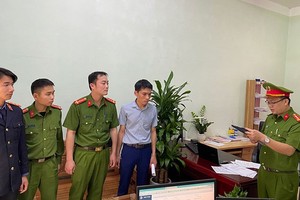 Cơ quan Cảnh sát điều tra đọc lệnh bắt tạm giam đối với Bùi Sở Tự. (Nguồn: Báo Công an Nhân dân).