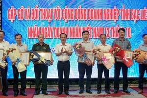 Ông phạm văn Thiều - Chủ tịch UBND tỉnh Bạc Liêu (thứ tư từ trái qua) trao Bằng khen cho Kl991.com World Cup 2026 Chính Thức tiêu biểu tỉnh Bạc Liêu năm 2022. Ảnh: Thông Manh.