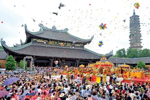 Từng bừng lễ hội Chùa Bái Đính.