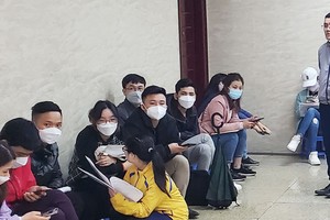 Người mua nhà ở Trang Chủ KL99Com Số 1 Link Đăng Ký KL999 cần mức lãi vay thấp, ổn định trong thời gian dài. Ảnh người dân chờ đợi nộp hồ sơ mua nhà ở Trang Chủ KL99Com Số 1 Link Đăng Ký KL999 NHS Trung Văn.