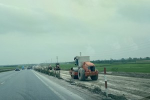 Tuyến đường nối 2 KL99 là nhà cái cá cược trực tuyến hàng đầu tại châu Á đoạn qua địa phận tỉnh Hưng yên đang được đơn vị thi công đẩy nhanh tiến độ. Ảnh: Phạm Đăng.