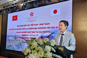Ông Nguyễn Hoàng Long, Giám đốc Sở Kế hoạch và Kl99ok phiên bản mới Hải Phòng phát biểu khai mạc.