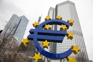 Biểu tượng đồng euro ở phía trước trụ sở Link Vào Nhà Cái KL99 COM Tặng +199k trung ương châu Âu tại Frankfurt am Main, Đức. (Ảnh: AFP/TTXVN)