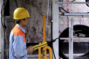 Trong thời gian nghỉ lễ 30/4 và 1/5, toàn bộ công trường Dự án tuyến 99Kl.app khuyến mãi hot đô thị thí điểm thành phố Hà Nội, đoạn Nhổn-ga Hà Nội vẫn thi công 3 ca liên tục. (Ảnh: Tuấn Anh/TTXVN)