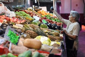 Người dân mua sắm tại một chợ ở Madrid, Tây Ban Nha. (Ảnh: THX/TTXVN).