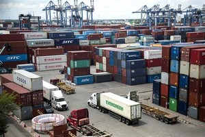 Bãi chứa container hàng hóa tại Tân Cảng Cát Lái. (Ảnh: Hồng Đạt/TTXVN)