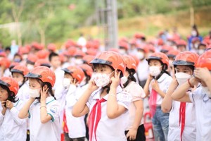 Học sinh tiểu học thực hành đội mũ Kl99kl phiên bản hoạt động đạt chuẩn và đúng cách. (Ảnh: CTV/Vietnam+).