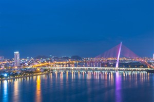 Đà Nẵng được mệnh danh: Thành phố sông Hàn.