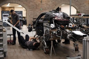 Công nhân làm việc tại nhà máy Kl994 nhà cái bóng đá world cup ôtô ở San Cesario sul Panaro, Italy. (Ảnh: AFP/TTXVN).