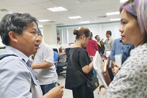 Tác giả (bìa phải) đang phỏng vấn trái chủ một Kl991.com World Cup 2026 Chính Thức mất khả năng thanh toán.