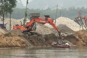 Kon Tum: Để khai thác khoáng sản trái phép, người đứng đầu chính quyền địa phương sẽ chịu trách nhiệm