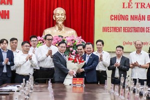 Hai dự án của Foxconn có tổng mức Kl99ok phiên bản mới hơn 246 triệu USD vào KCN Sông Khoai vừa được tỉnh Quảng Ninh cấp Giấy chứng nhận Kl99ok phiên bản mới chỉ sau 12 giờ làm việc. Ảnh: Thu Lê.