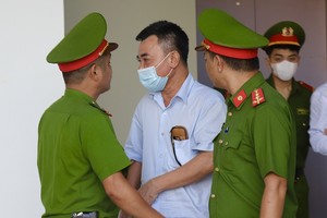 Cựu Phó giám đốc Công an TP.Hà Nội được dẫn giải tới tòa.