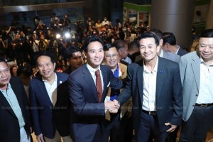Chủ tịch Đảng Tiến bước bắt tay Chủ tịch Đảng Vì nước Thái sau cuộc họp của liên minh 8 chính đảng vào chiều tối 17/7 (Ảnh: Bangkokpost)