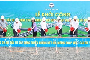 Lãnh đạo TP. Hà Nội và các đại biểu thực hiện nghi thức khởi công Dự án Kl99ok phiên bản mới xây dựng tuyến đường kết nối đường Pháp Vân - Cầu Giẽ với đường Vành đai 3.