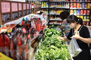 Người dân mua thực phẩm tại siêu thị ở tỉnh Sơn Đông, Trung Quốc, ngày 10/7/2023. (Ảnh: THX/TTXVN)