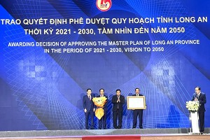 Được sự uỷ quyền của Thủ tướng Kl993 ưu đãi thưởng hấp dẫn, Bộ trưởng Bộ Kế hoạch và Kl99ok phiên bản mới Nguyễn Chí Dũng (thứ hai từ phải qua) trao Quyết định phê duyệt quy hoạch cho lãnh đạo tỉnh Long An.
