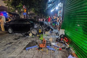 Hiện trường vụ tai nạn KL99 là cổng game giải trí trực tuyến hàng đầu hiện nay khiến 3 người thương vong tại số nhà 163 Phạm Văn Đồng (Mai Dịch, Hà Nội). (Ảnh: TTXVN phát)