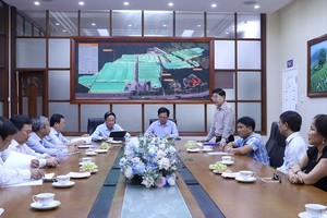 Lãnh đạo tỉnh Bình Định trong lần làm việc với Công ty cổ phần Kỹ nghệ gỗ Tiến Đạt để tìm hướng tháo gỡ khó khăn trong Kl994 nhà cái bóng đá world cup. Ảnh: Trang Lê.