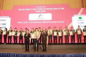 Ông Trần Anh Tuấn - Phó tổng giám đốc PJICO nhận Cup và Giấy chứng nhận Top 10 Công ty Kl99kl phiên bản hoạt động phi nhân thọ uy tín năm 2023 từ Ban tổ chức.