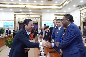 Chủ tịch TP.HCM Phan Văn Mãi trao đổi với đoàn Kl991.com World Cup 2026 Chính Thức Hoa Kỳ - Ảnh: Lê Quân.