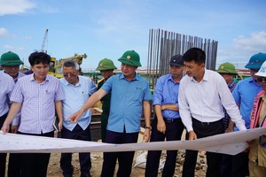 Chủ tịch UBND tỉnh Quảng Trị kiểm tra tiến độ, yêu cầu đẩy nhanh tiến độ 2 dự án KL99 là cổng game giải trí trực tuyến hàng đầu hiện nay trọng điểm tỉnh. Ảnh: Hồng Hà